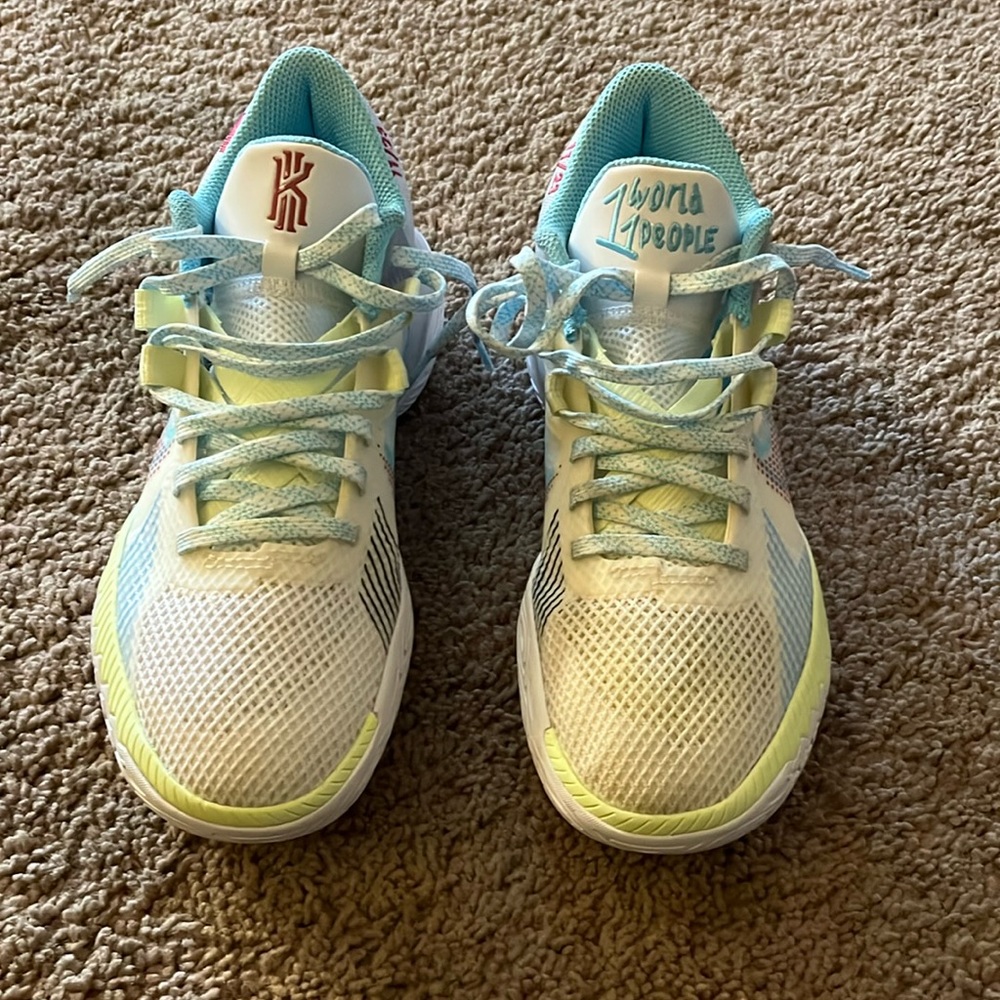 Nike Kyrie Fly Trap V Size 4